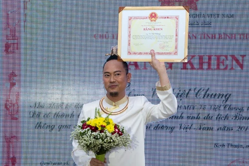 NTK Võ Việt Chung nhận bằng khen của Bộ trưởng Bộ VHTTDL