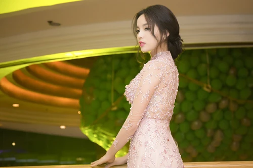 Hoa hậu Kỳ Duyên khoe vẻ đẹp thanh khiết