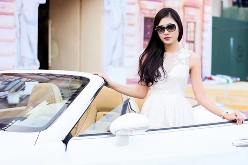 Lã Kiều Anh khoe dáng kiêu sa bên siêu xe 8 tỷ đồng