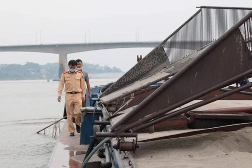 Nhận 'bảo kê' khai thác cát trái phép trên sông Đà