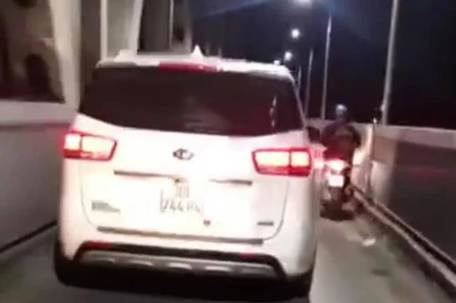 Phạt 1,5 triệu đồng lái xe ô tô đi vào làn xe máy trên cầu Thăng Long