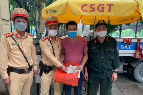 Đánh rơi toàn bộ tiền viện phí của mẹ, nam thanh niên may mắn được lực lượng 141 Công an Hà Nội giúp đỡ