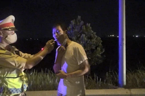 Video: Cảnh sát giao thông truy đuổi, bắt giữ đối tượng trốn cách ly trên cao tốc