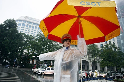CSGT Thủ đô sẵn sàng làm “cọc tiêu sống” đảm bảo ATGT trong bão lớn