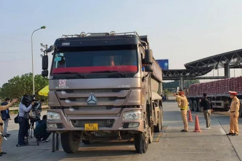 Xử lý hàng trăm lái xe quá tải 'tung hoành' trên cao tốc