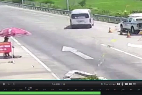 Video: Lái xe giật lại giấy tờ khi bị kiểm tra Covid và húc thẳng vào CSGT để bỏ chạy