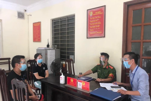 Xử phạt nghiêm đôi nam nữ trèo tường trốn giãn cách tại phường Phúc Tân