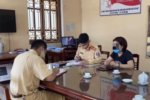 Kinh hoàng nữ tài xế lùi xe ôtô trên cao tốc Hà Nội - Thái Nguyên