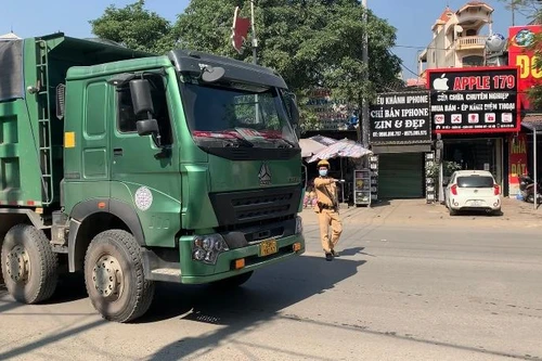 Quây chặt, xử lý nghiêm xe quá tải trên Quốc lộ 6