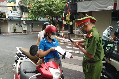 Siết chặt kiểm tra ra giấy đi đường trên toàn bộ các tuyến phố cổ