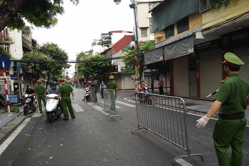 Tiếp tục siết chặt giám sát người dân ra đường ở phố cổ để phòng, chống dịch Covid-19