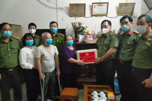 Giám đốc CATP Hà Nội trao quyết định thương binh và thăm, tặng quà tri ân các gia đình liệt sỹ 