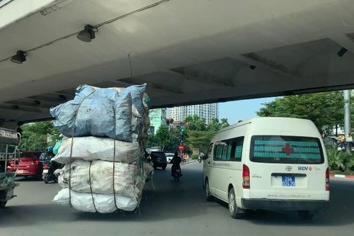 Bất chấp tai nạn, xe ba bánh chở cả “núi” hàng phóng như chốn không người giữa phố 