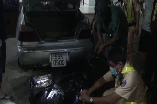 Cảnh sát giao thông phát hiện hàng lậu, xe khách nhồi nhét khách trên cao tốc