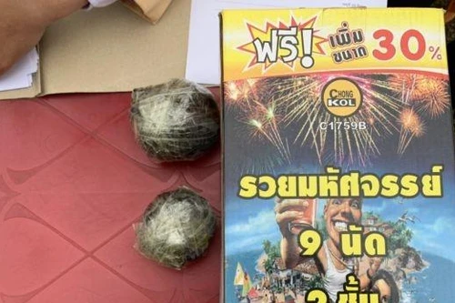 Phát hiện 2 quả mìn tự chế, lái xe giao nộp ngay cho Cảnh sát giao thông