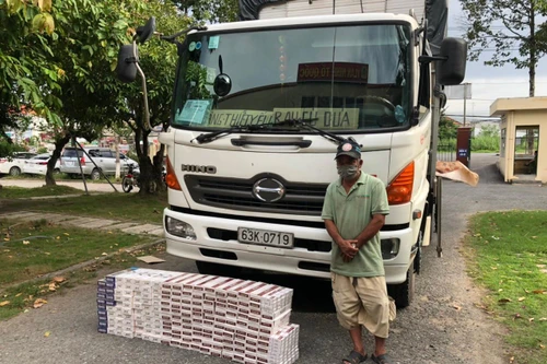 Lợi dụng phương tiện có “luồng xanh”, lái xe “ nhồi” thuốc lá lậu