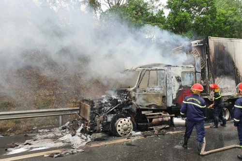 Làm rõ nguyên nhân container bốc cháy ngùn ngụt trên cao tốc Nội Bài - Lào Cai