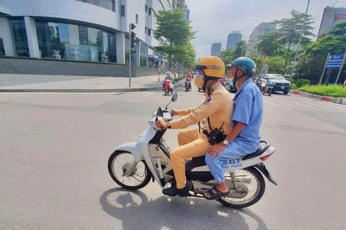 Cảnh sát giao thông đưa cụ ông đi lạc về nhà giữa mùa dịch