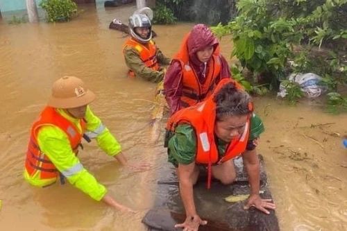 Bộ Công an chỉ đạo lực lượng CSGT và Công an địa phương khắc phục lũ lụt