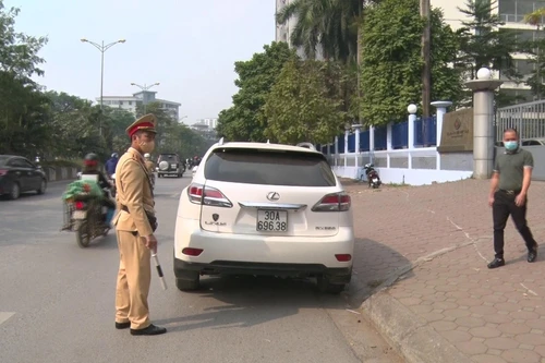 Phát hiện xe Lexus đeo biển số giả, đục số khung, số máy