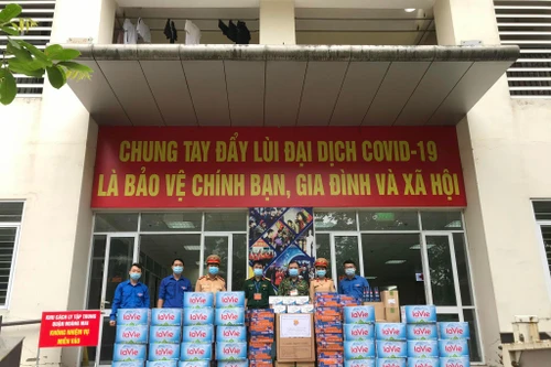 CSGT tặng hàng nghìn khẩu trang, nhu yếu phẩm cho người đang cách ly vì Covid-19