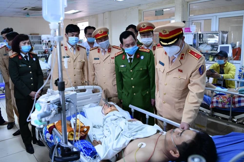 Thăm hỏi CSGT bị trọng thương khi làm nhiệm vụ