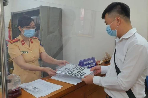 Quá tải tại các điểm đăng ký xe, Cục Cảnh sát giao thông khuyến cáo người dân đăng ký trực tuyến 