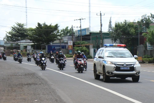 Cảnh sát giao thông tặng đồ ăn, nước uống, dẫn đường để người dân về quê tránh dịch