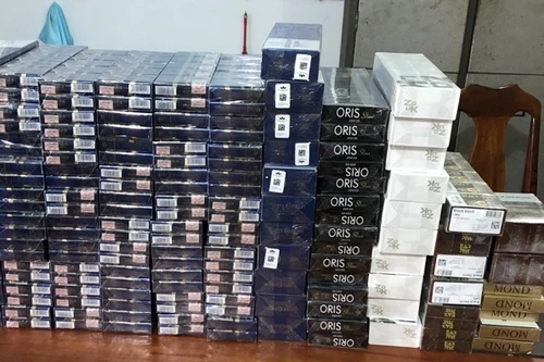 Giấu hơn 1.000 bao thuốc lá lậu trong 'bụng' xe khách 