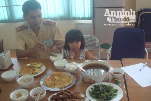 CSGT đang tìm bố mẹ cho bé gái bị lạc tên Hạnh