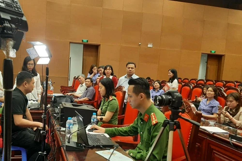 Đến tận trụ sở các cơ quan, trường học để cấp CCCD gắn chip