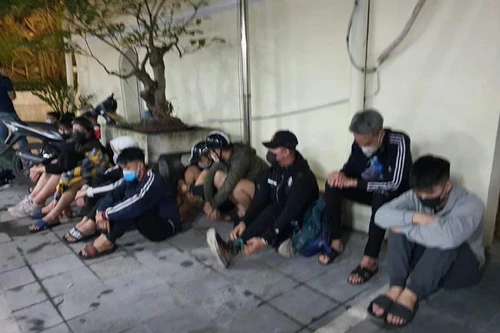 Xem Cảnh sát giao thông và Hình sự truy bắt đua xe trong đêm