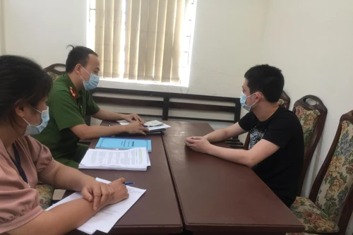 Lập biên bản xử phạt nghiêm nam thanh niên khạc nhổ, ném khẩu trang trong thang máy chung cư