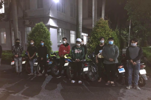 Giải tán và xử lý hàng chục "quái xế" trên Quốc lộ lúc rạng sáng