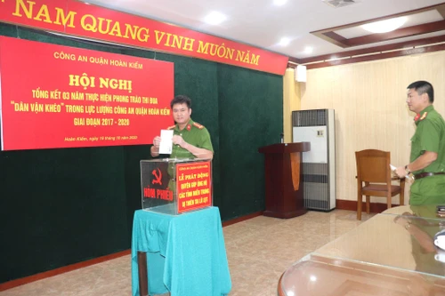 Hàng nghìn áo phao, áo mưa gửi đến nhân dân, đồng đội ở miền Trung