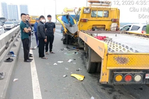 Đâm vào xe chở rác trên cầu Nhật Tân, lái xe cẩu tử vong 