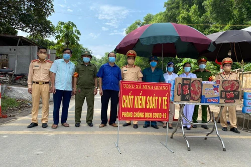 Chủ tịch xã nấu cơm, bà con mang rau, trứng gà tặng chốt phòng, chống dịch Covid-19