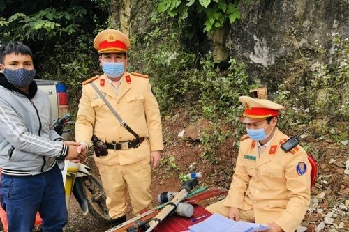 Cảnh sát giao thông tiếp nhận vũ khí, vật liệu nổ, công cụ hỗ trợ và pháo do người dân tự nguyện giao nộp