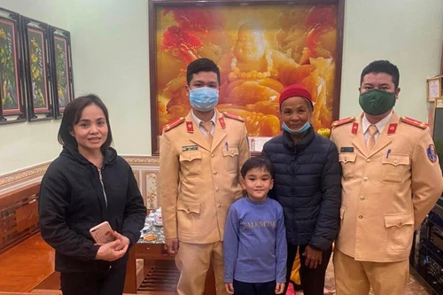 Đi thăm con sau Tết, bà cụ lạc đường được Cảnh sát giao thông Hà Nội giúp đỡ