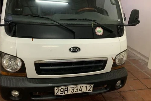 Video Cảnh sát giao thông Hà Nội phát hiện một "kho" áo hàng hiệu trong xe tải