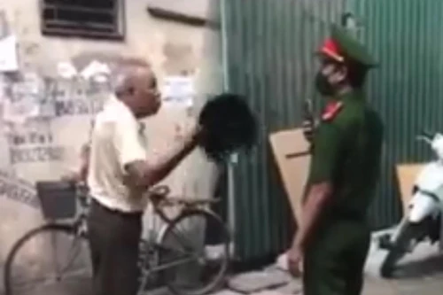 Không đeo khẩu trang phòng dịch Covid, người đàn ông hung hãn cầm mũ cối đánh vào mặt chiến sỹ Công an 