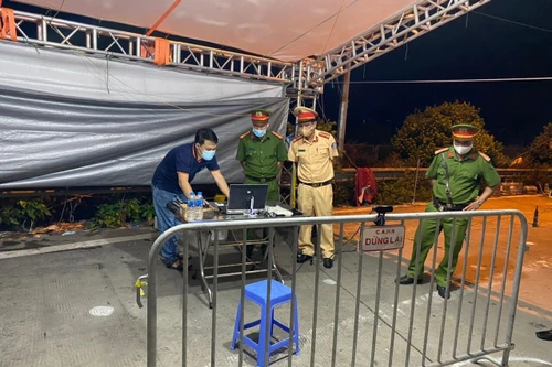 Video: Lắp đặt camera quét mã QR code phòng, chống dịch tại cửa ngõ ra vào Thủ đô