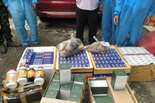 Xe khách nhồi thuốc lá, tân dược và mỹ phẩm lậu định "thông chốt" Covid-19