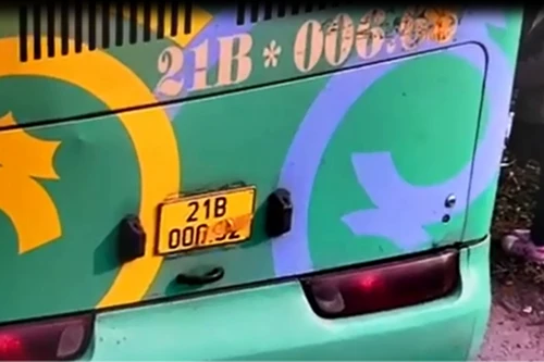 Xe khách cố tình che biển số trên cao tốc Nội Bài - Lào Cai