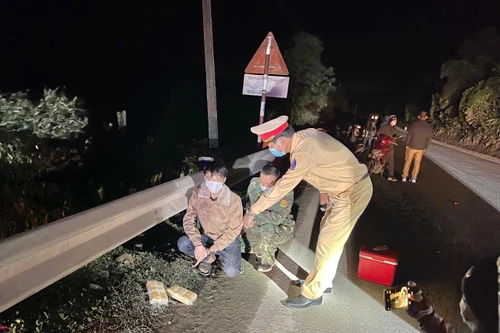 Cảnh sát giao thông vây bắt 2 đối tượng vận chuyển 12.000 viên ma tuý tổng hợp 