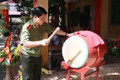 Giám đốc CATP Hà Nội đánh trống khai giảng năm học mới tại Trung tâm Giáo dục thường xuyên Đông Anh