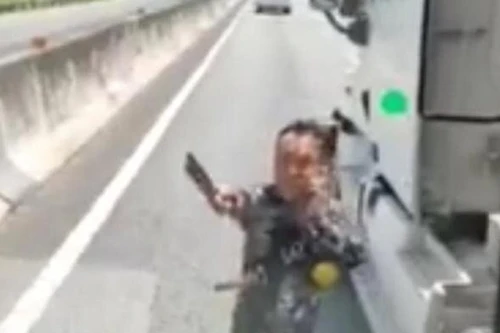 Cầm dao chặt gương xe khách trên cao tốc, lái xe container bị phạt 7 triệu đồng