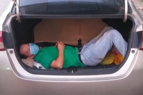 Nhét đồng hương vào cốp xe ô tô để thông chốt nhưng không thành