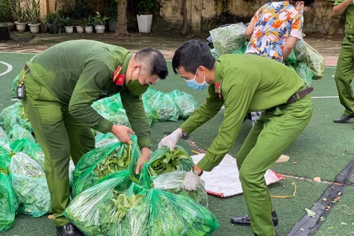 Những giọt mồ hôi giữa nắng hè, chia sẻ yêu thương, ấm lòng mùa dịch