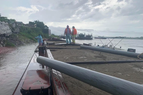 Thêm một vụ khai thác cát trái phép trên sông Hồng bị phát hiện lúc rạng sáng